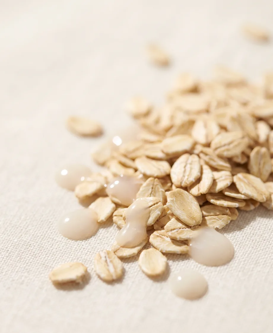 Rolled oat flakes with droplets of milky oat extract